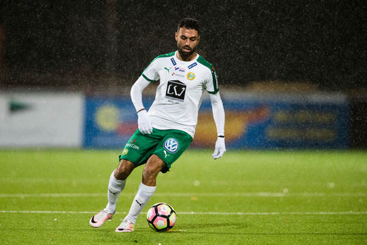 Hammarbys Imad Khalili med bollen