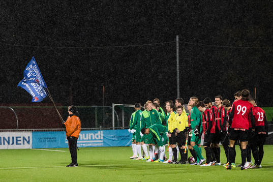 Spelarna ställer upp sig för presentation innan U21