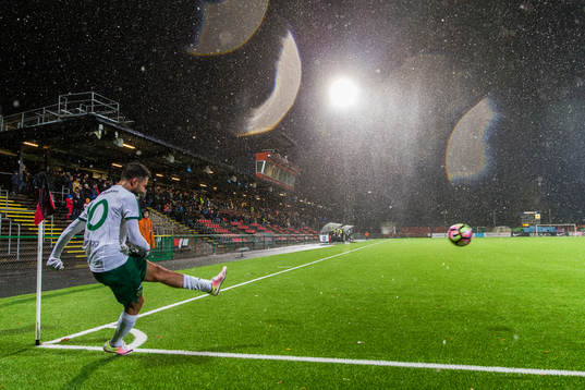 Hammarbys Imad Khalili slår en hörna