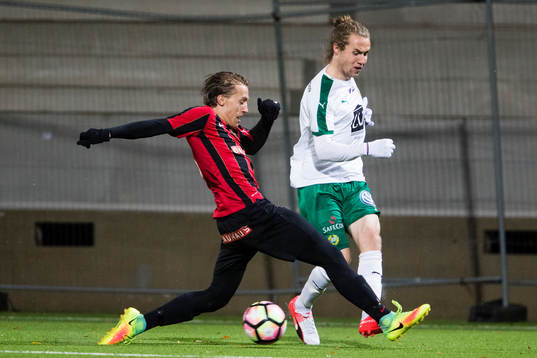 Hammarbys Fredrik Torsteinbö med en passning mellan benen