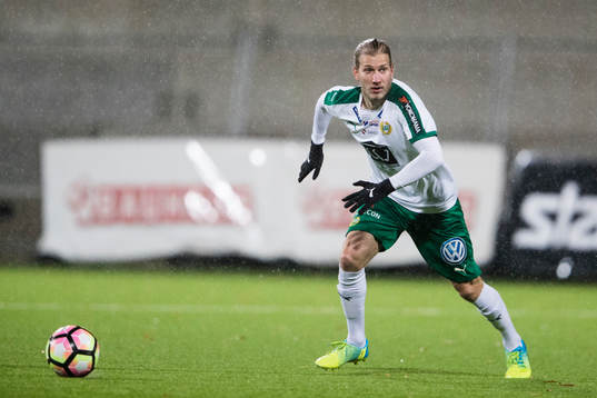 Hammarbys Oliver Silverholt med bollen