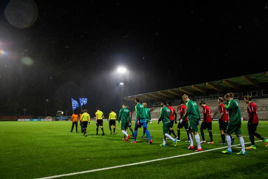 Spelarna gör entré innan U21 SM-final i fotboll mellan