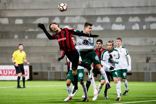 Brommapojkarnas Hjalmar Ekdal i en nickduell med Hammarbys