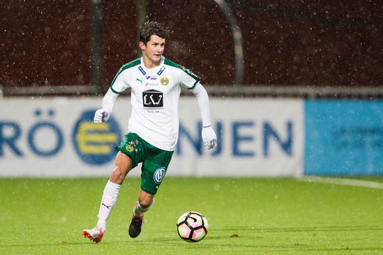 Hammarbys Leo Bengtsson med bollen