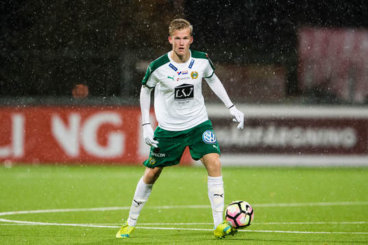 Hammarbys Sebastian Hjerpebo med bollen