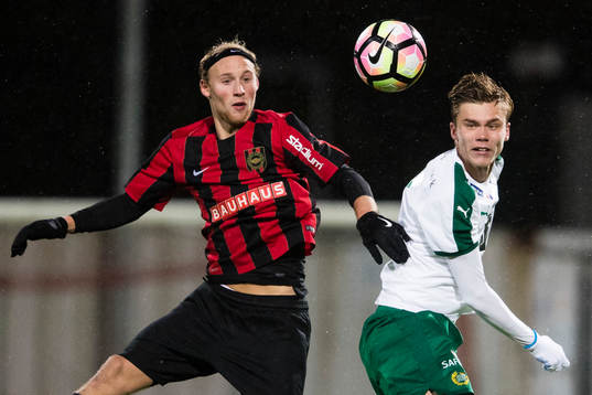 Brommapojkarnas Love Reuterswärd i en nickduell med