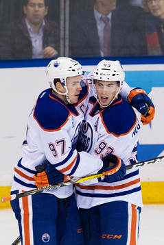 Edmontons Connor McDavid och Ryan Nugent-Hopkins jublar