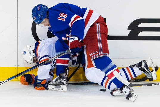 Edmontons Jordan Eberle tacklas av New Yorks Jesper Fast