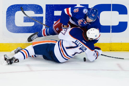 Edmontons Pavel Buchnevich tacklas av Edmontons Oscar