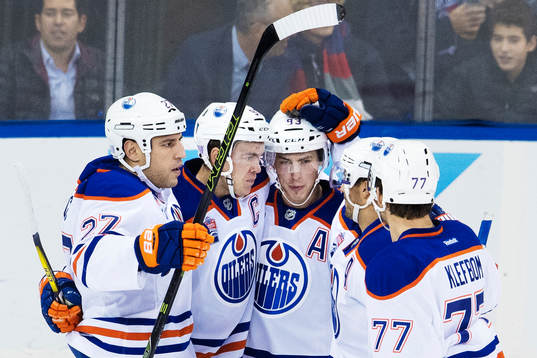 Edmontons Ryan Nugent-Hopkins (mitten) jublar med