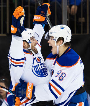Edmontons Patrick Maroon och Jesse Puljujärvi jublar