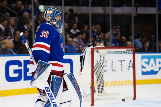 New Yorks målvakt Henrik Lundqvist deppar