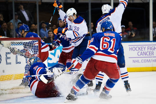 New Yorks målvakt Henrik Lundqvist deppar samtidigt som