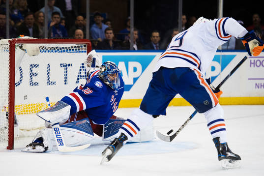 New Yorks målvakt Henrik Lundqvist släpper in 1-2 från
