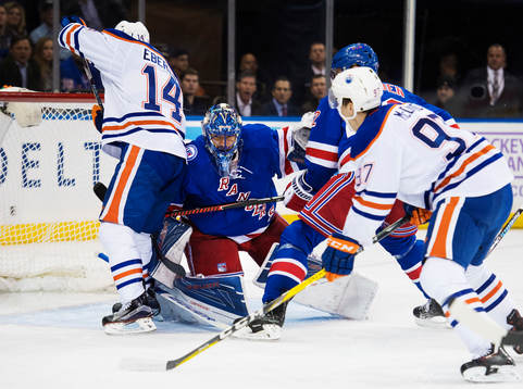 New Yorks målvakt Henrik Lundqvist utmanas av Edmontons