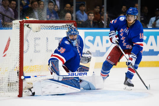 New Yorks målvakt Henrik Lundqvist och Marc Staal