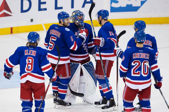 New Yorks målvakt Henrik Lundqvist jublar