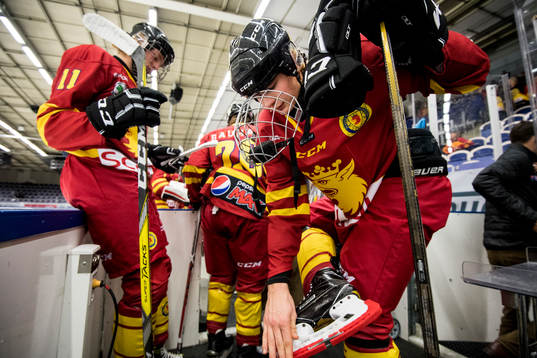 Skånes Zebastian Svedberg tar på sina skridskoskydd i