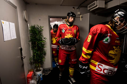 Skånes Hugo Wirell påväg ut ur omklädningsrummet