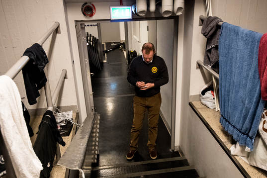 Skånes tränare Peter Wallentin i omklädningsrummet