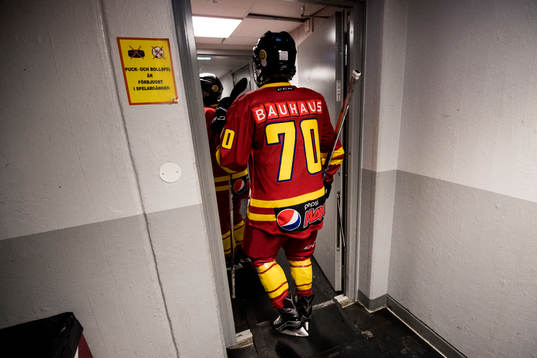 Skånes Daniel Holmqvist påväg ut ur omklädningsrummet