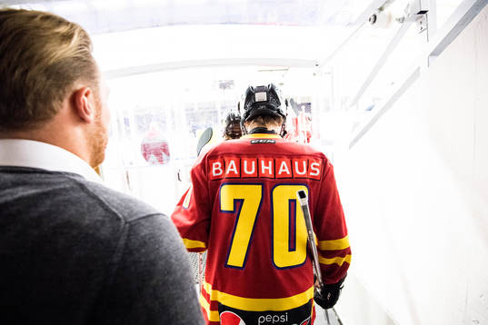 Skånes Daniel Holmqvist påväg ut till isen