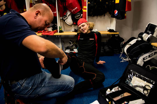 Skånes Hugo Wirell får hjälp av materialare Andreas
