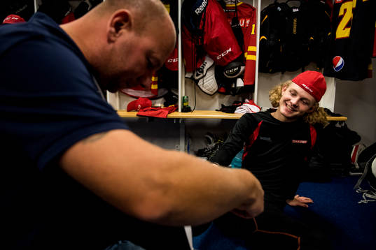 Skånes Hugo Wirell får hjälp av materialare Andreas