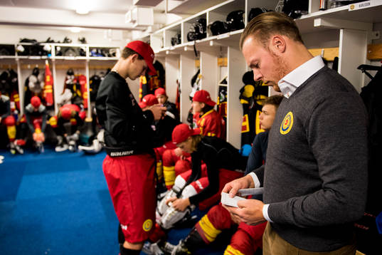 Skånes tränare Peter Wallentin i omklädningsrummet