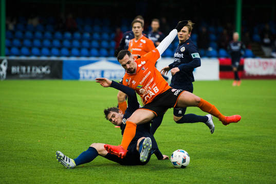 Utsiktens Adam Rosén glidtacklar Trollhättans Agon Beqiri