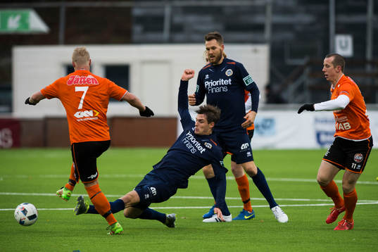Trollhättans Jonathan Gustafsson glidtacklat av Utsiktens