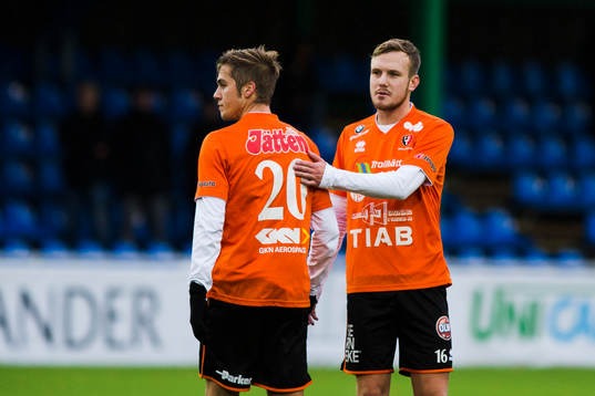 Trollhättans Tommie Vejlovic klappar Andreas Schmidt