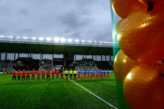 Linköpings och Eskilstunas spelar står uppställda innan