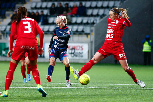 Linköpings Pernille Mosegaard Harder skjuter bollen till