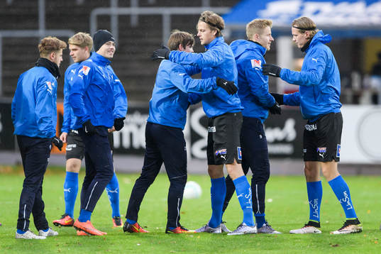 Halmstads spelare värmer upp före fotbollsmatchen i