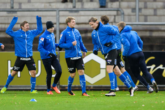 Halmstads spelare värmer upp före fotbollsmatchen i