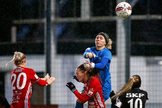 Göteborgs målvakt Jennifer Falk boxar ut bollen över