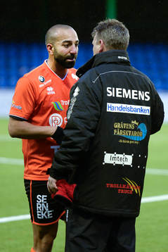 Trollhättans Josef Daud pratar med tränare Jörgen
