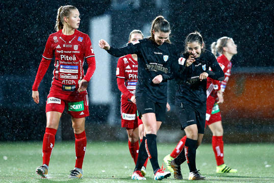 Göteborgs Pauline Hammarlund och Annahita Zamanian jublar