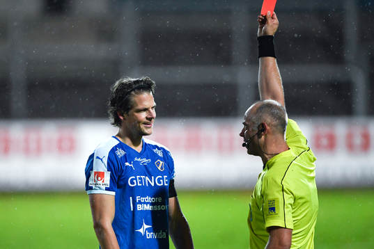 Halmstads Fredrik Liverstam får rött kort