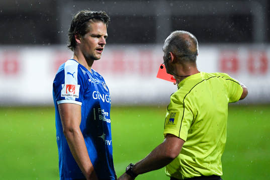 Halmstads Fredrik Liverstam får rött kort