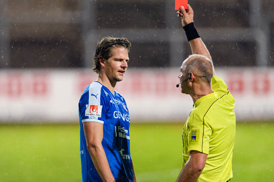 Halmstads Fredrik Liverstam får rött kort av domare