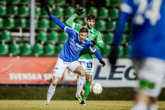 Trelleborgs Marcus Pode före Ljungskiles Allan Mohideen