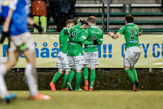 Ljungskiles Linus Tornblad jublar med lagkamraterna