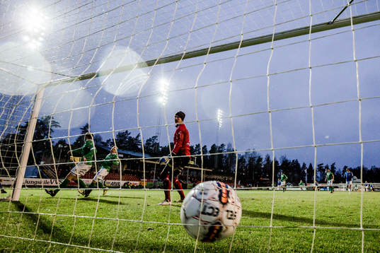 0-1 bakom Ljungskiles målvakt August Strömberg