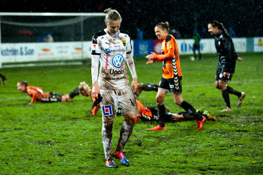 Umeås spelare deppar och Kristianstads jublar i bakgrunden