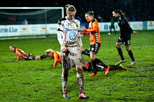 Umeås spelare deppar och Kristianstads jubel i bakgrunden