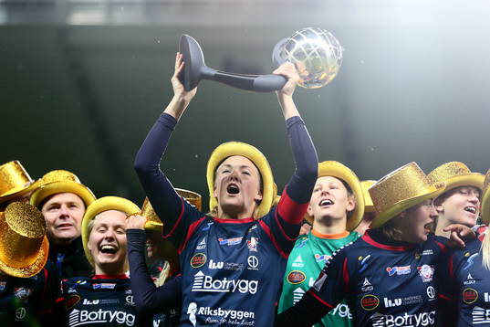 Linköpings Magdalena Ericsson med pokalen