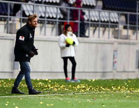 Linköpings tränare Martin Sjögren bland guldkonfetti som