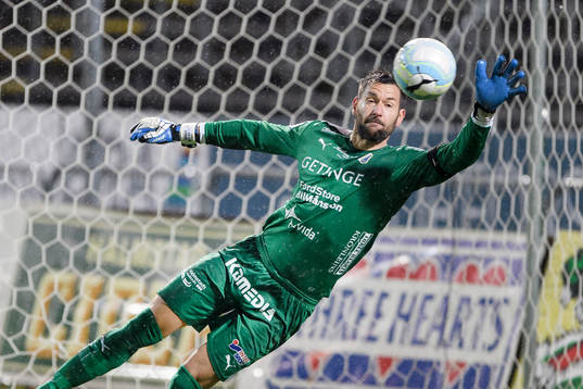 Halmstads målvakt Stojan Lukic räddar
